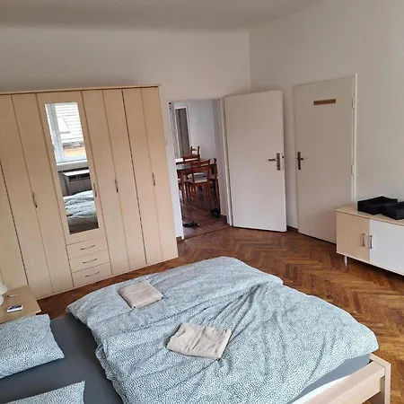 Large Flat With Two Bedrooms In The Old Town Apartmán
